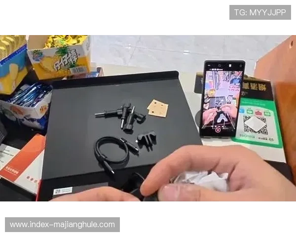 影石Insta360与马奎斯联名款相机上市，科技与赛车精神的融合