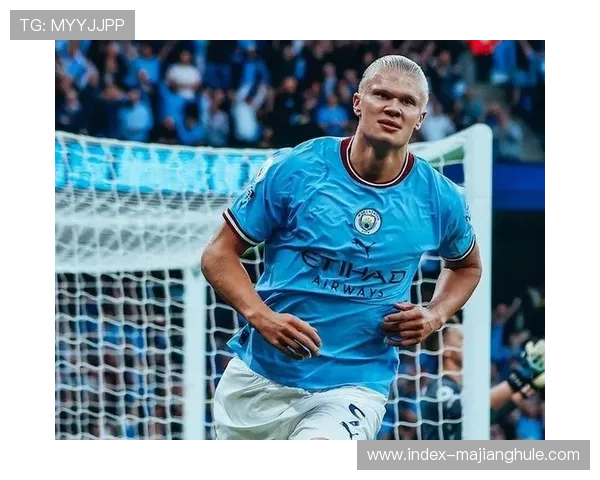 特写：小球迷冲入场内与哈兰德击掌，随后被安保人员带离